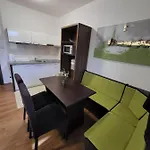 Kamzik With Mountain View & Garage Apartmán *
